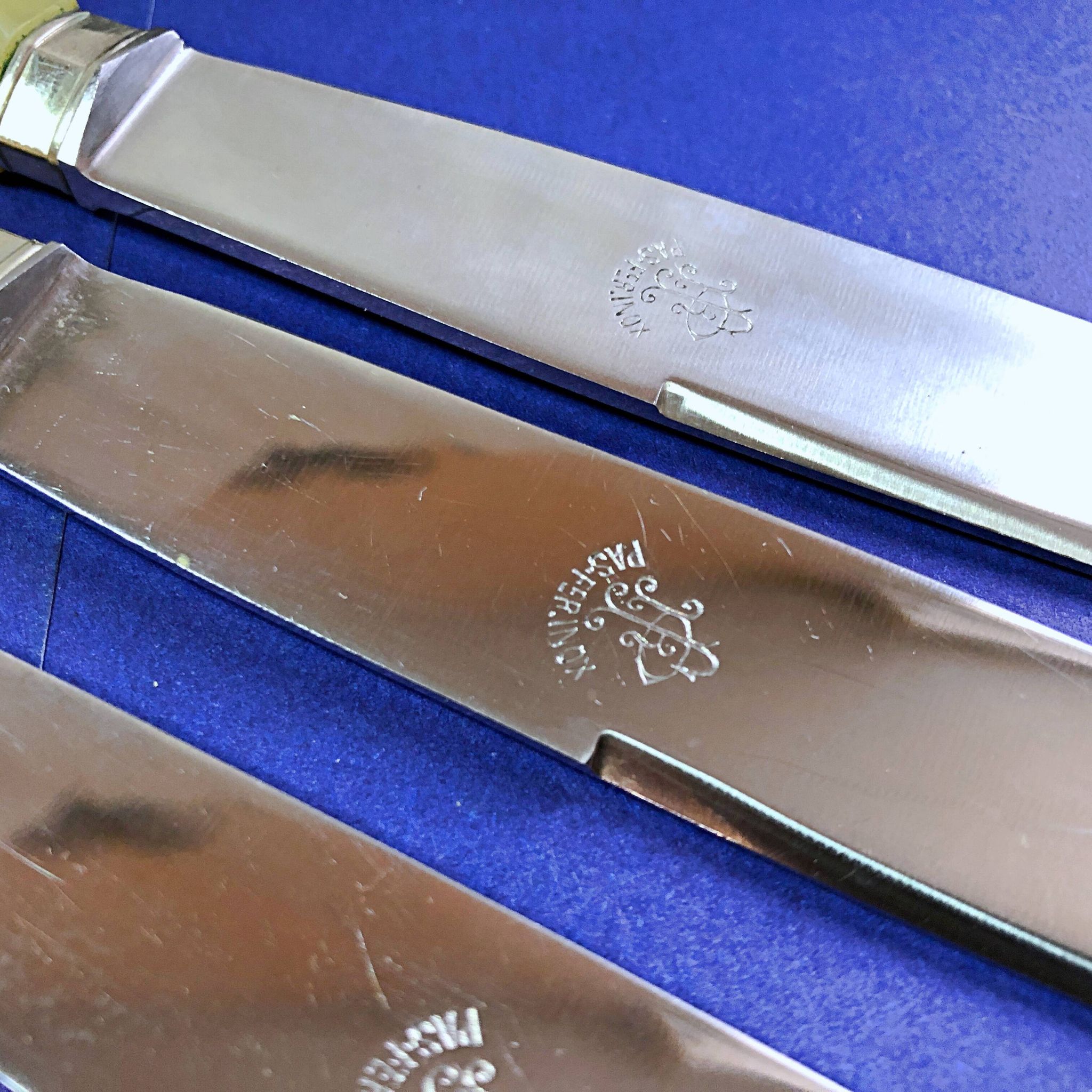 Coffret de 6 couteaux de table manche bakélite France début XXe