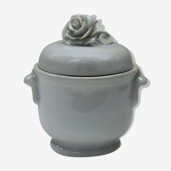 Pot en porcelaine blanche à poignet