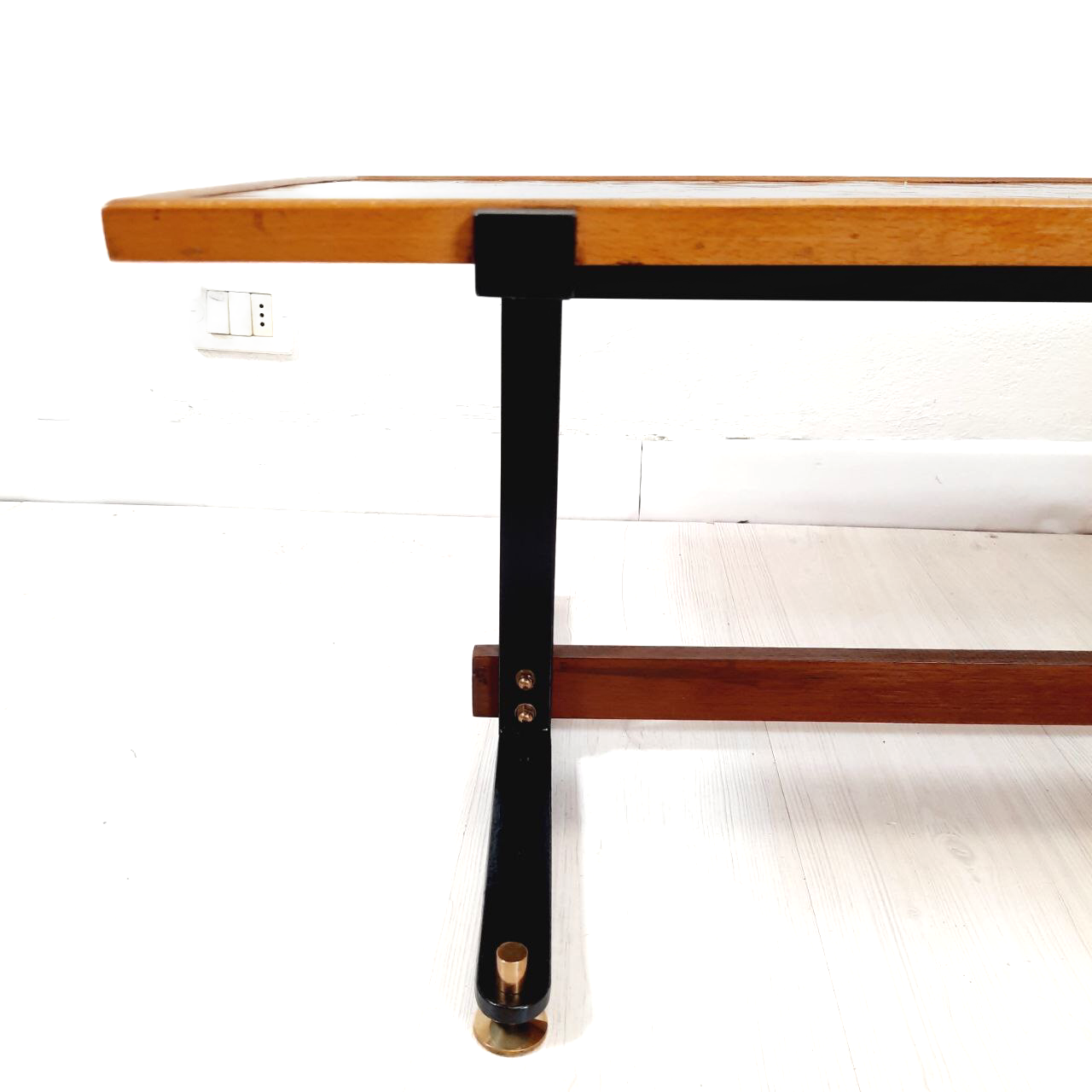 Coffee table 60s top enamelled color red and gold, metal and brass base.