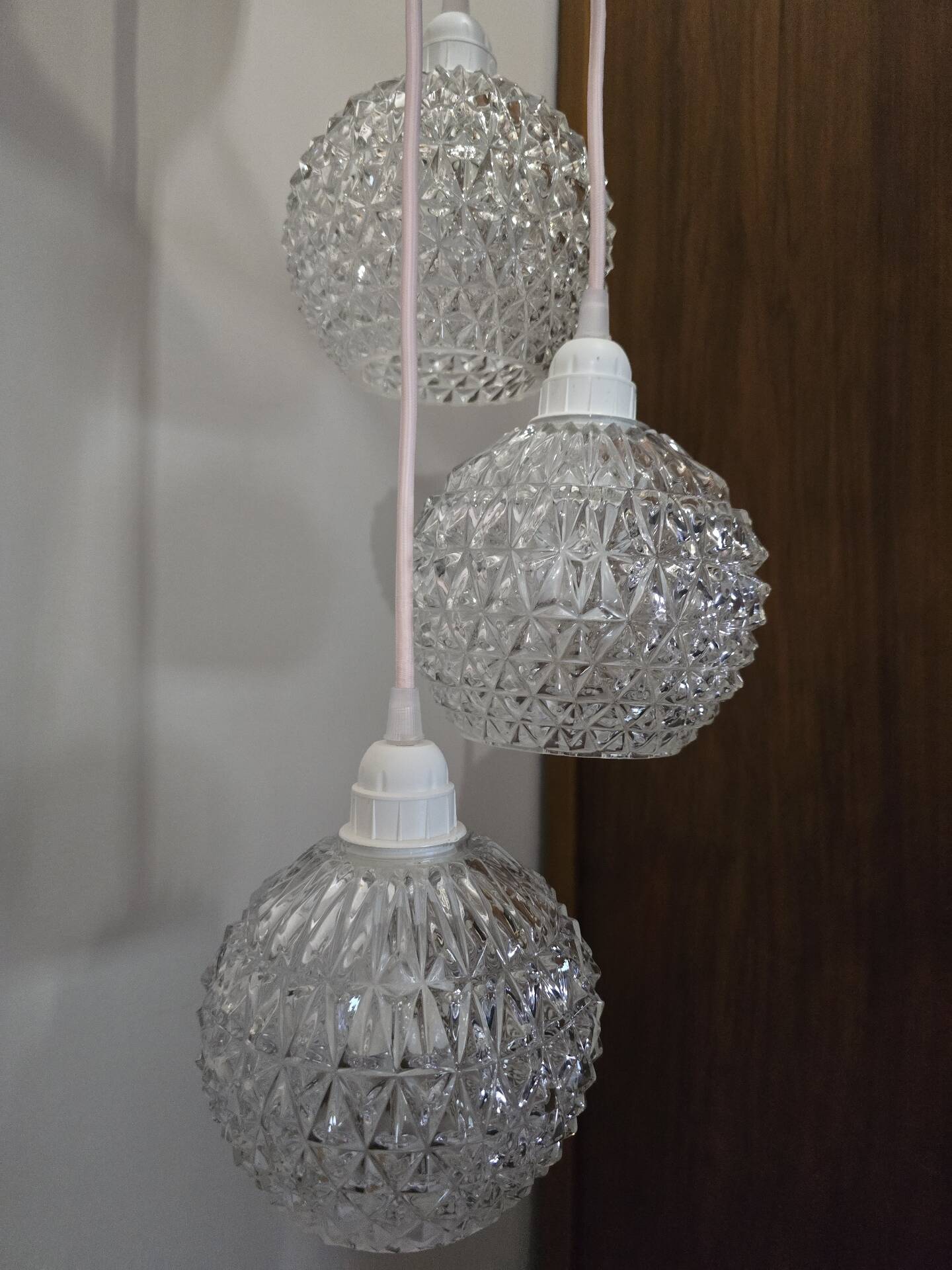 Suspension cascade three globes in cut glass vintage and pink wire