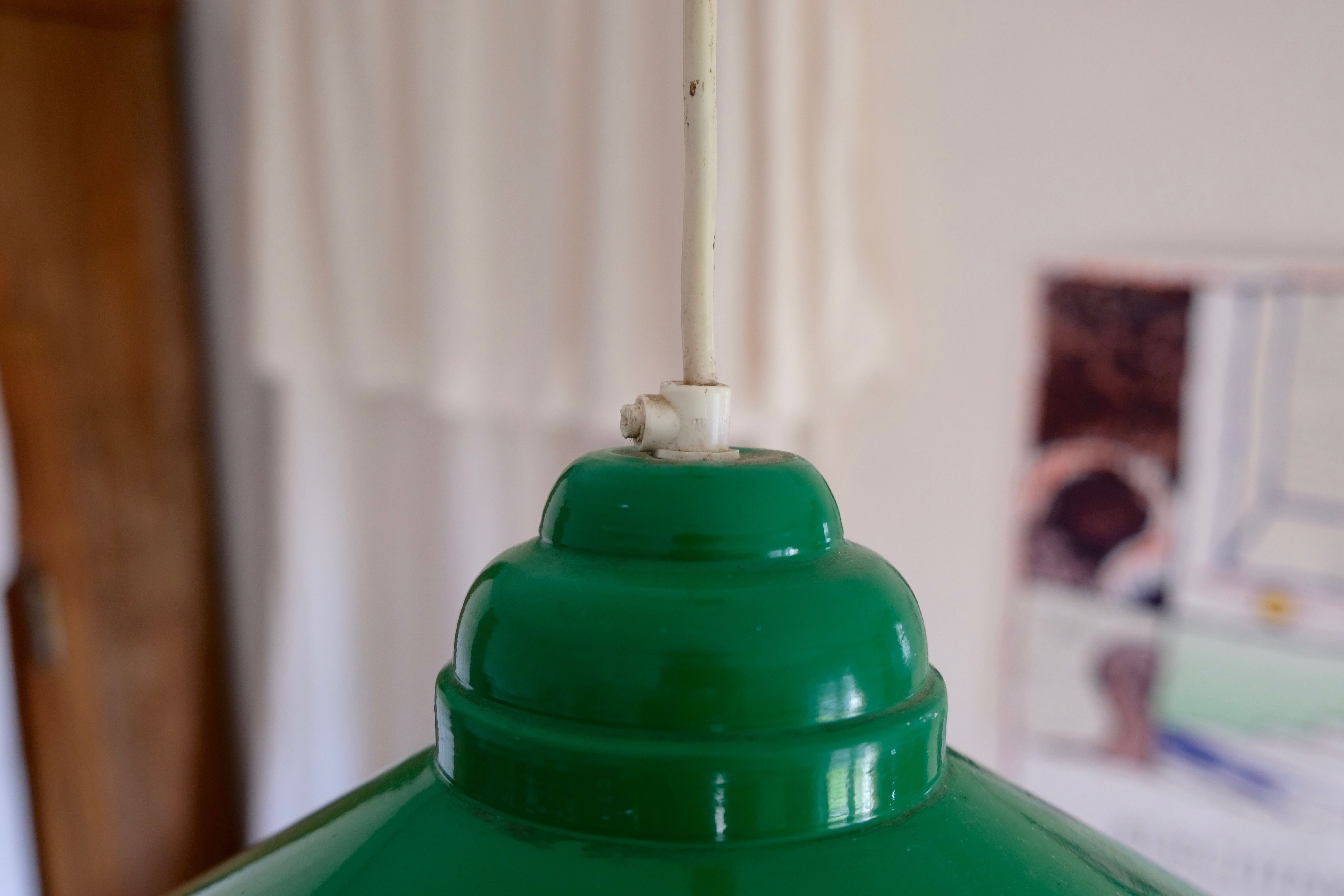 Industrial hanging in green metal with pulley