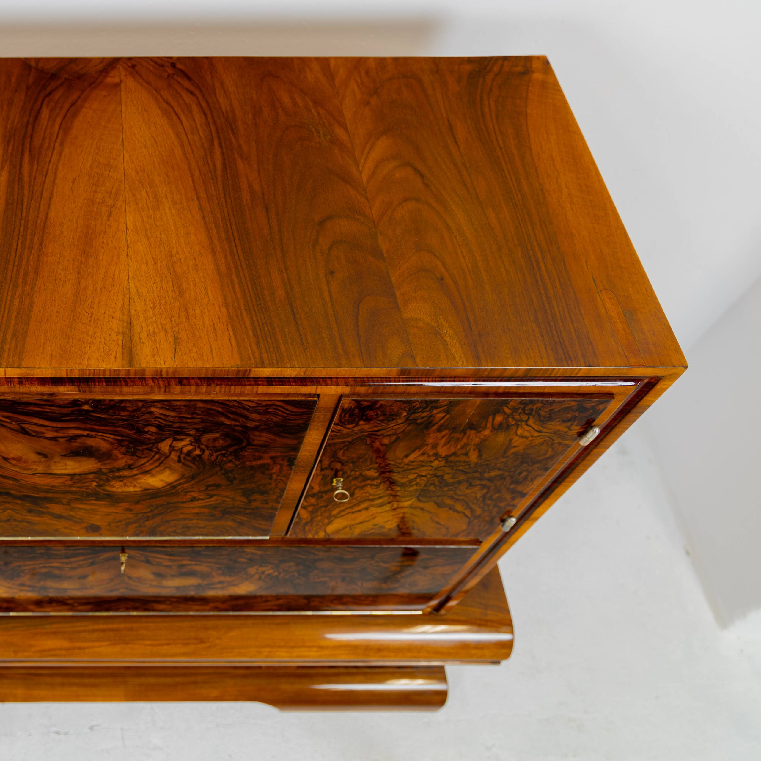 Art Deco bar cabinet in walnut, Wilhelm Mosurski - 1930s