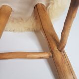Pouf de style scandinave recouvert de peau de mouton
