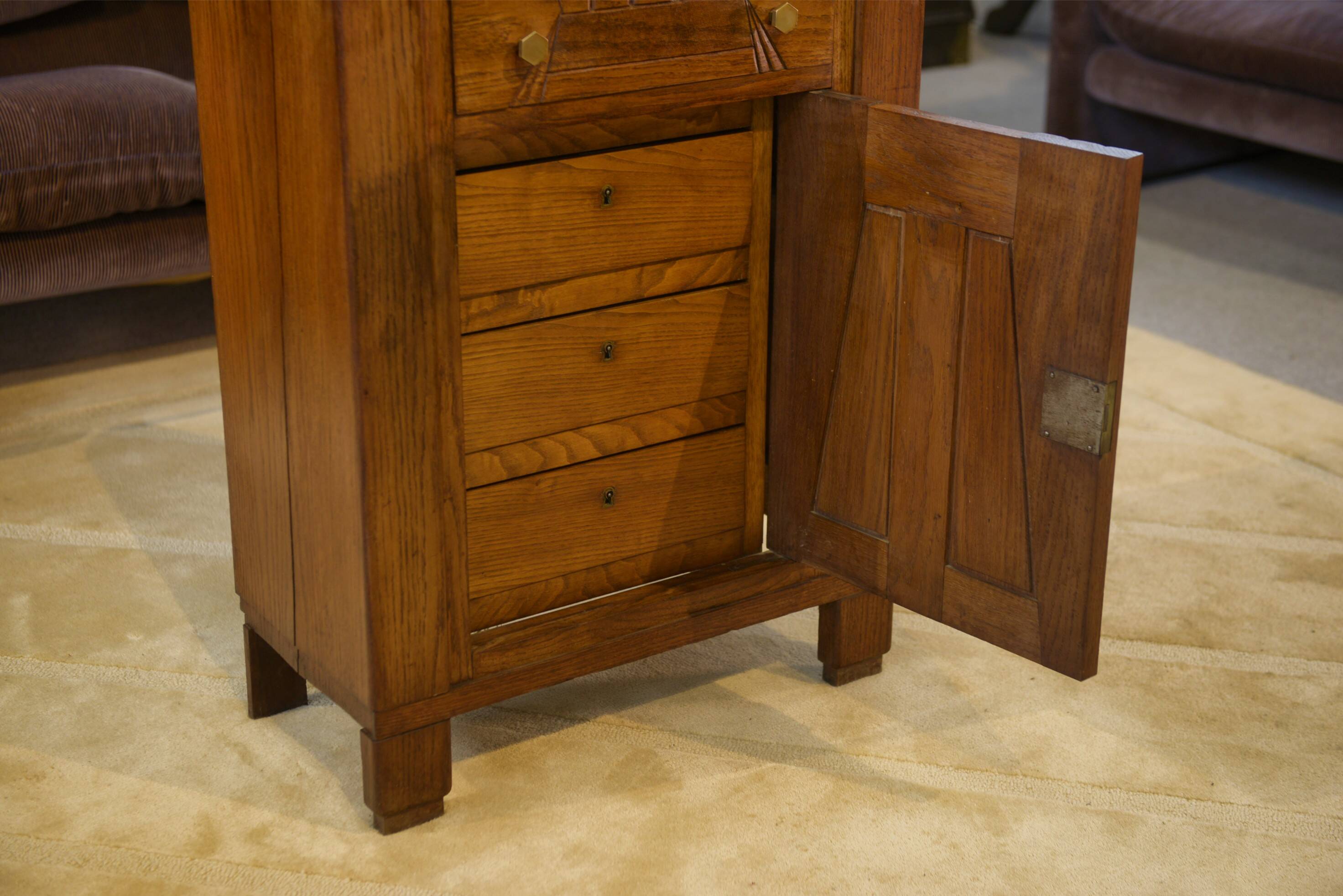 Art Deco oak chest of drawers with 5 drawers from the 1930s.
