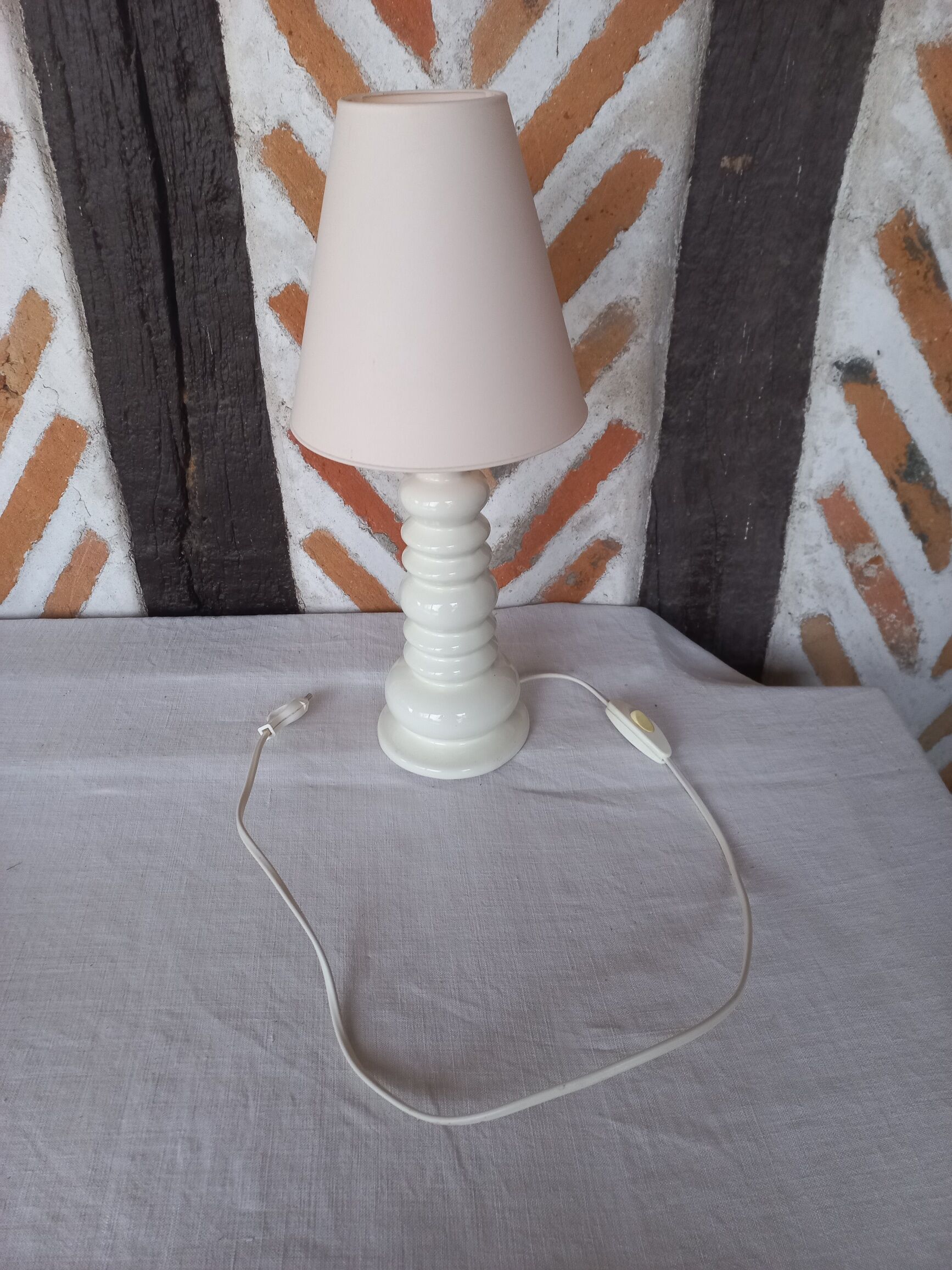 Off-white ceramic lamp