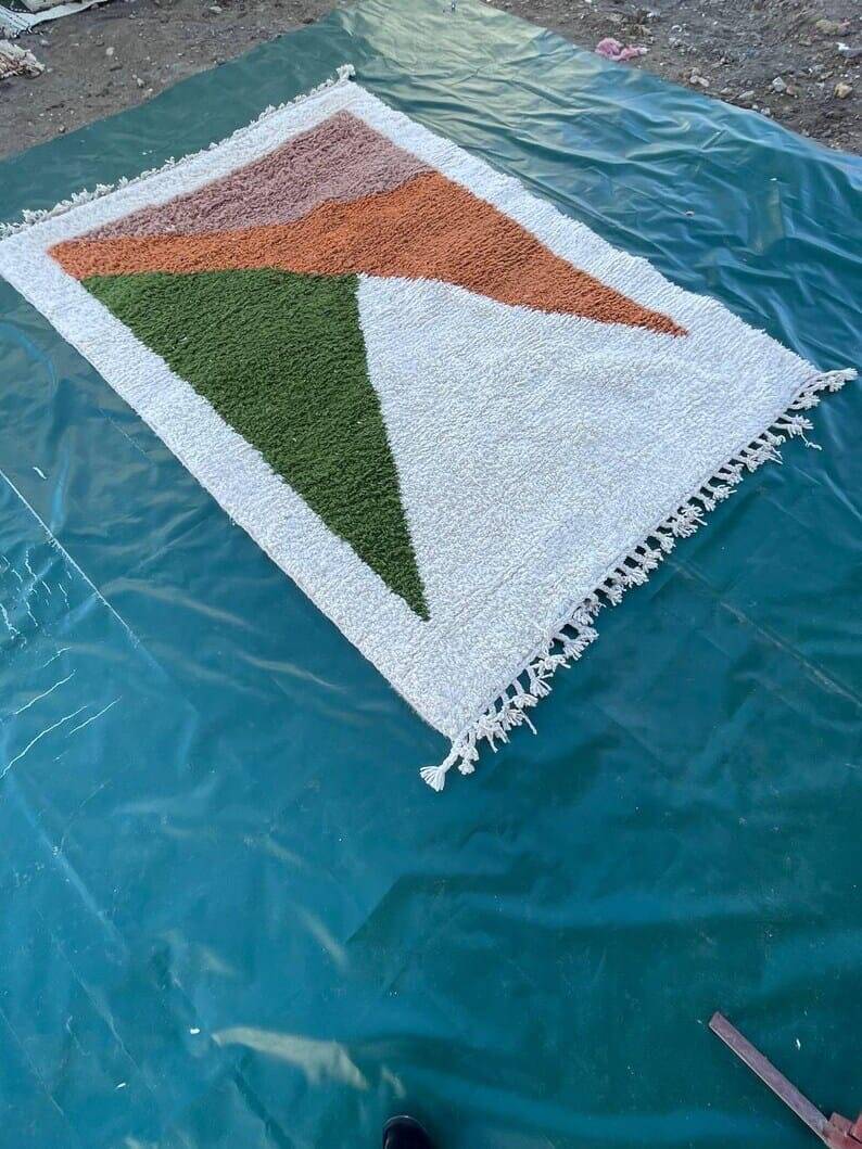 Handwoven wool Berber rug size 1.5/2.5 m