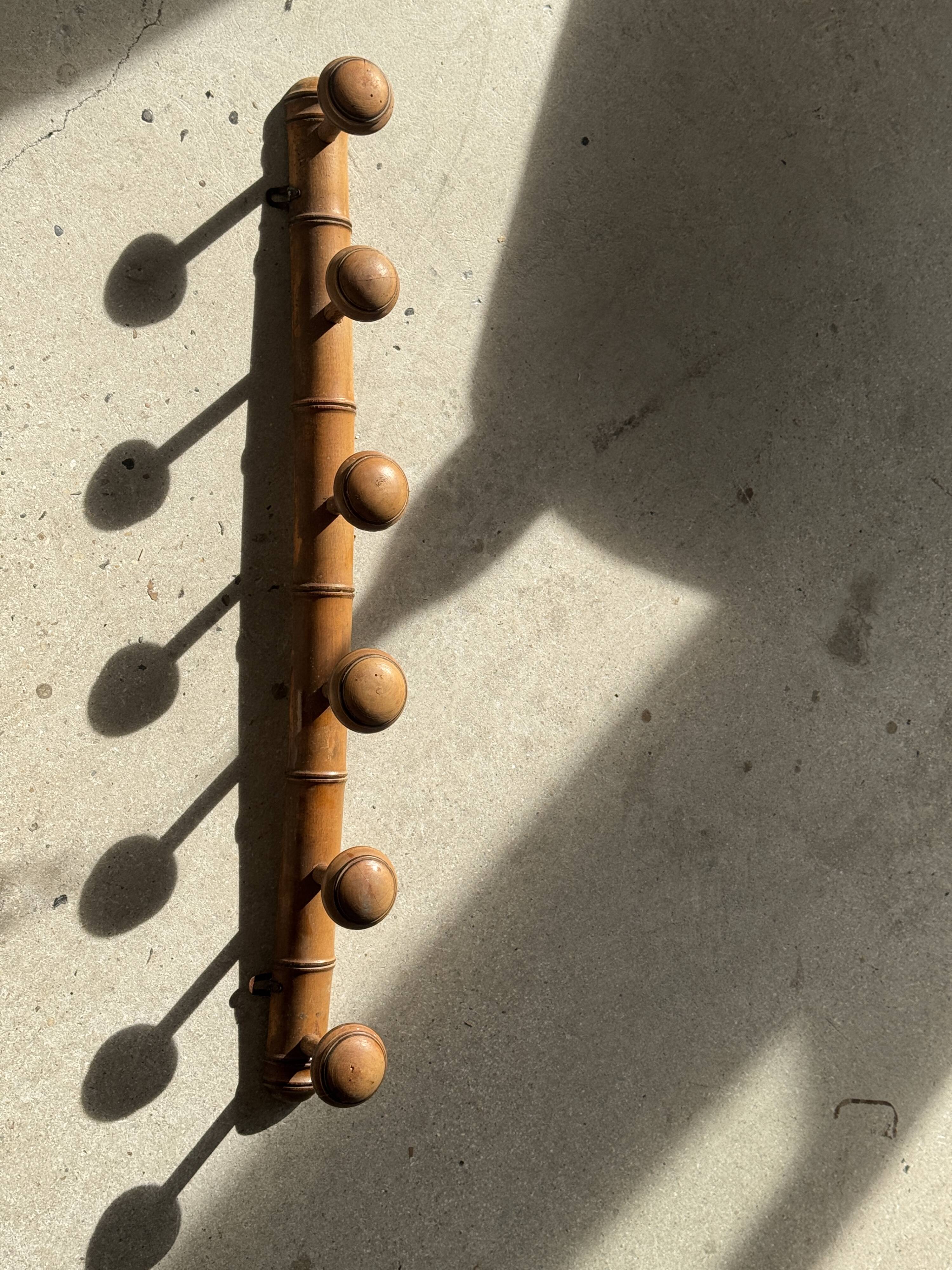 Large vintage wooden coat rack with 6 bamboo effect hooks L79