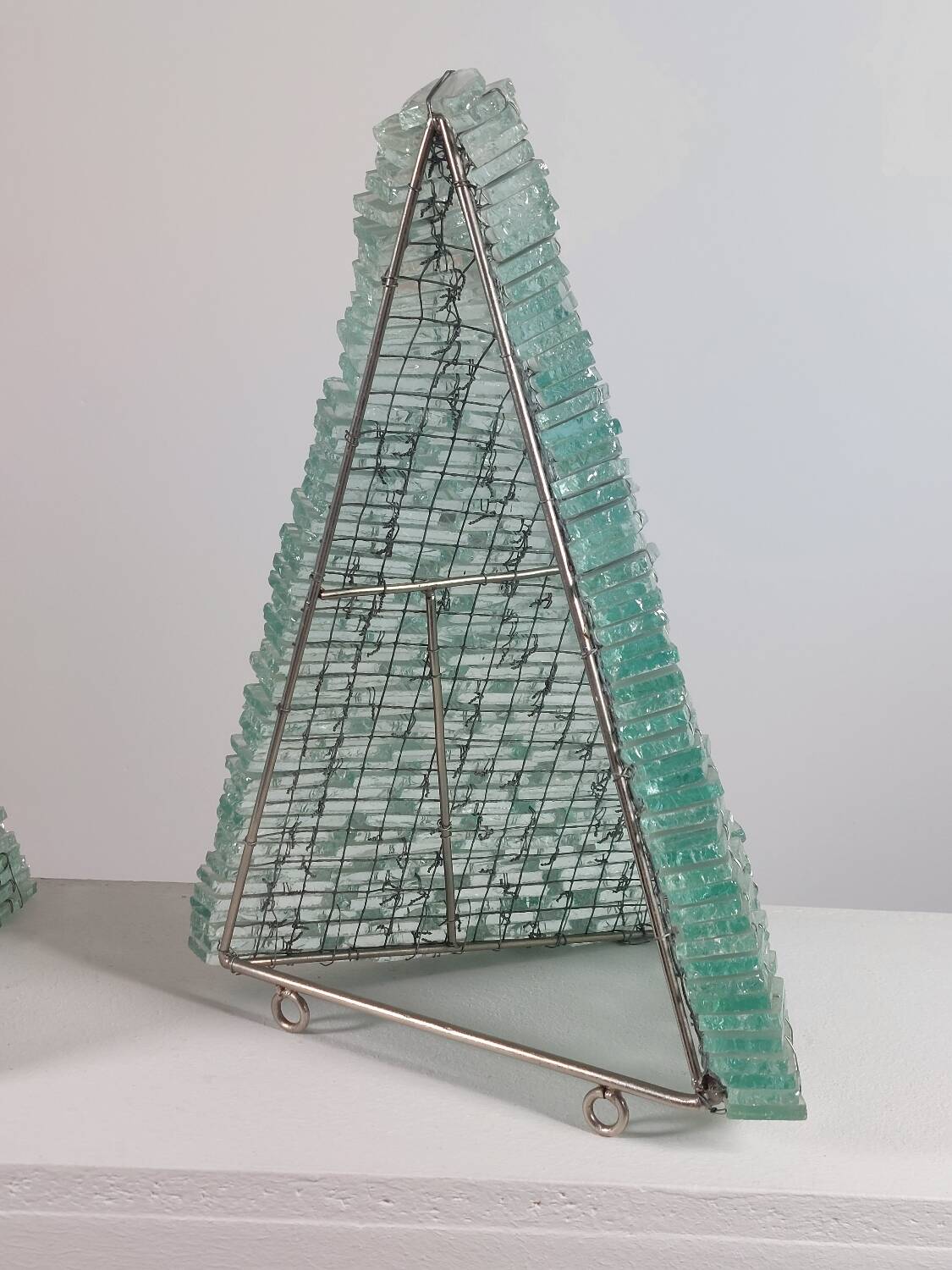 Pair of pyramid-shaped wall sconces in glass in vintage French style.