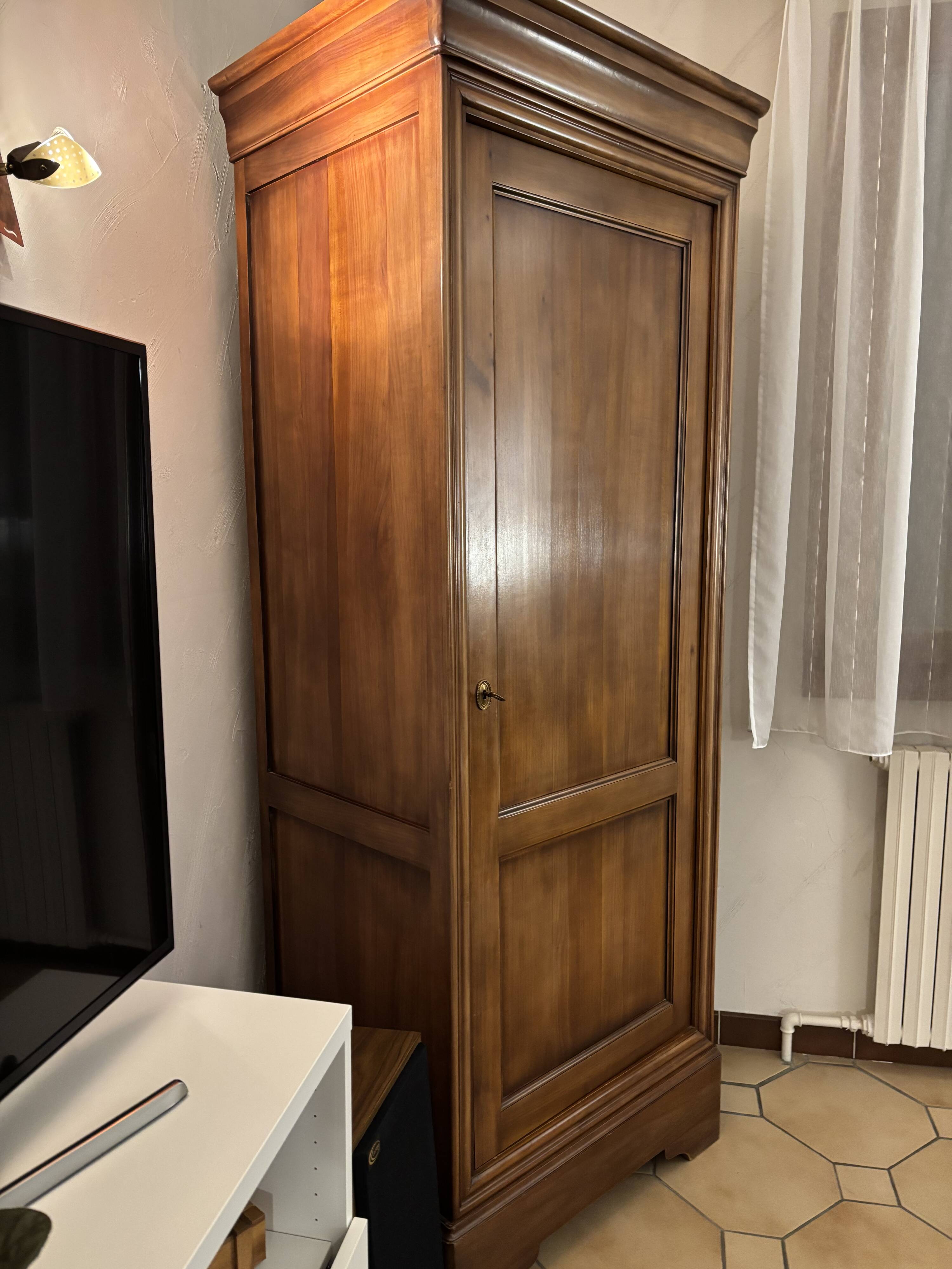 Cherry wood bonnetière in Louis Philippe style.