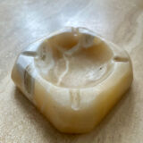 Cendrier vide poche en albâtre beige