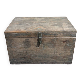 Small Indian chest, with two levels and several compartments, unique piece