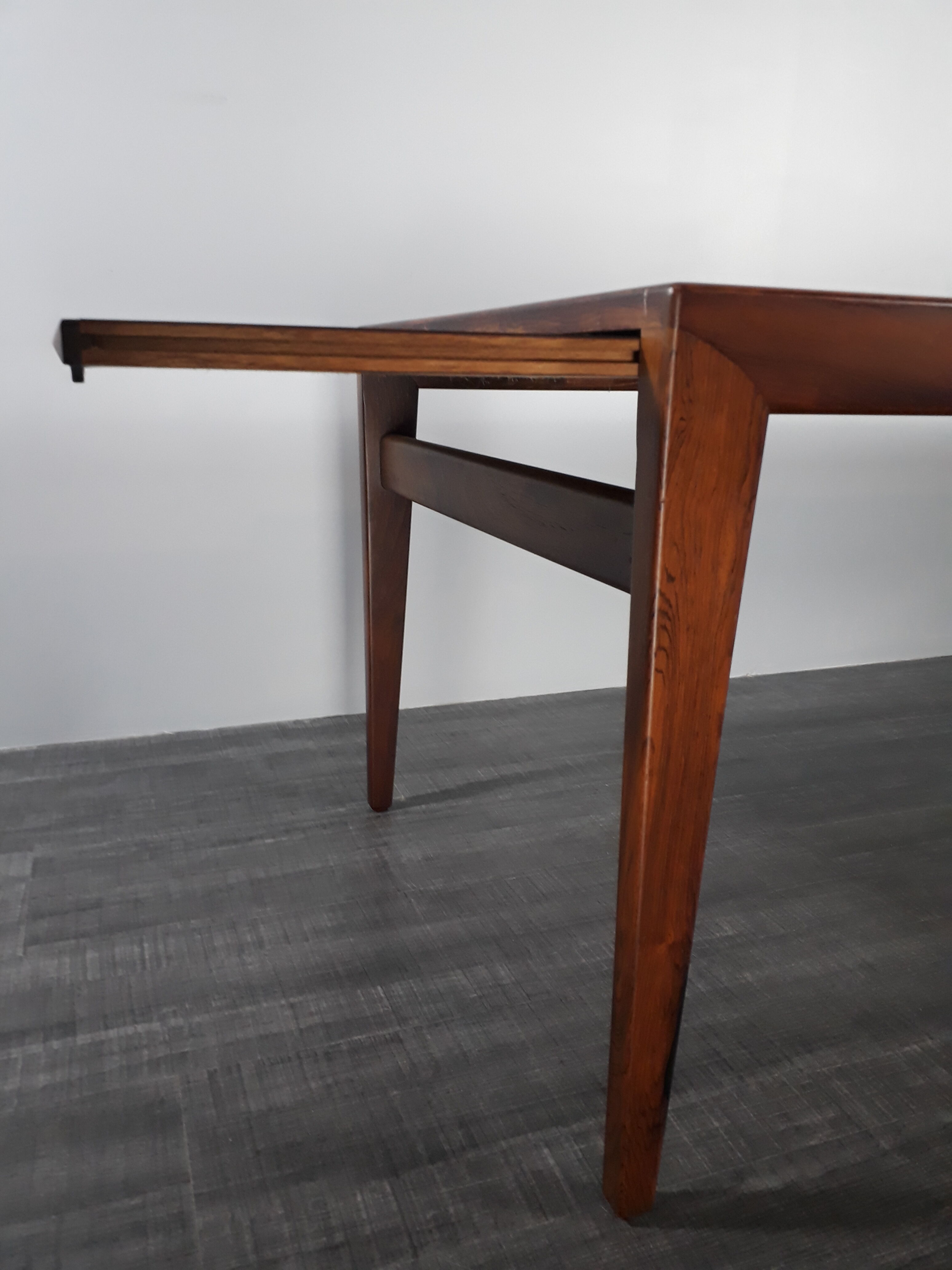 Extendable coffee table