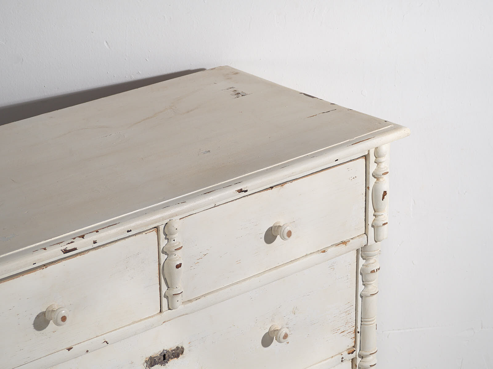Antique white chest of drawers (c.1920)