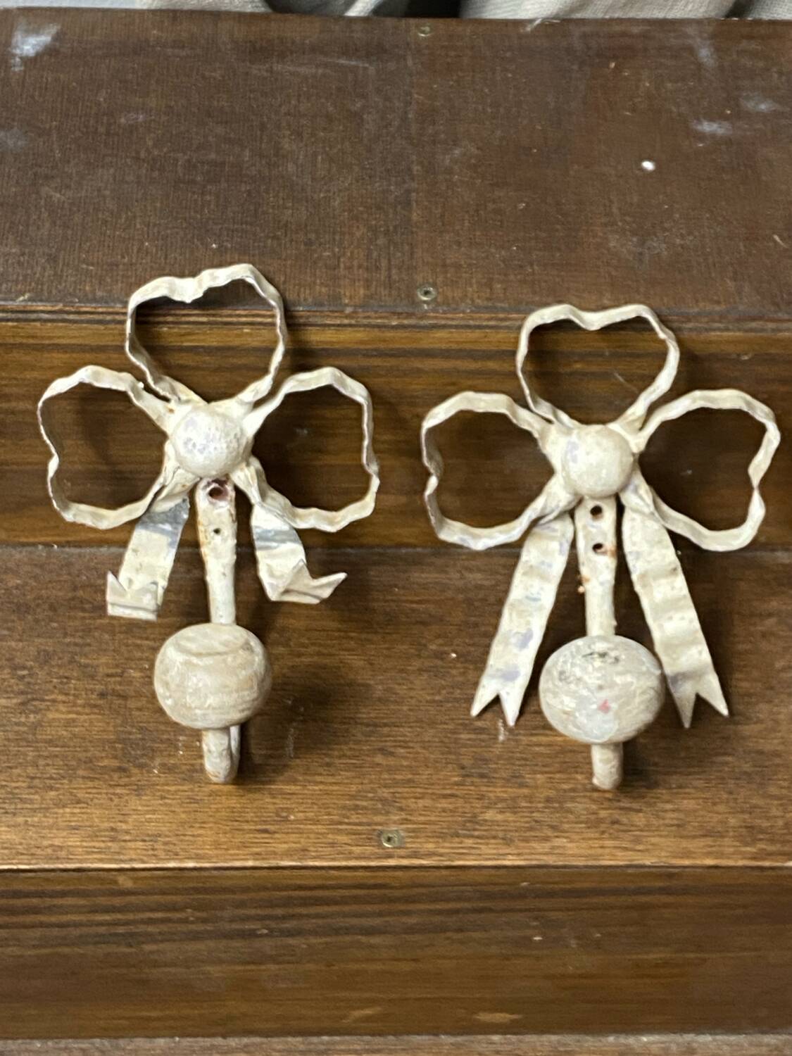 Metal and wood bow and ribbon hooks