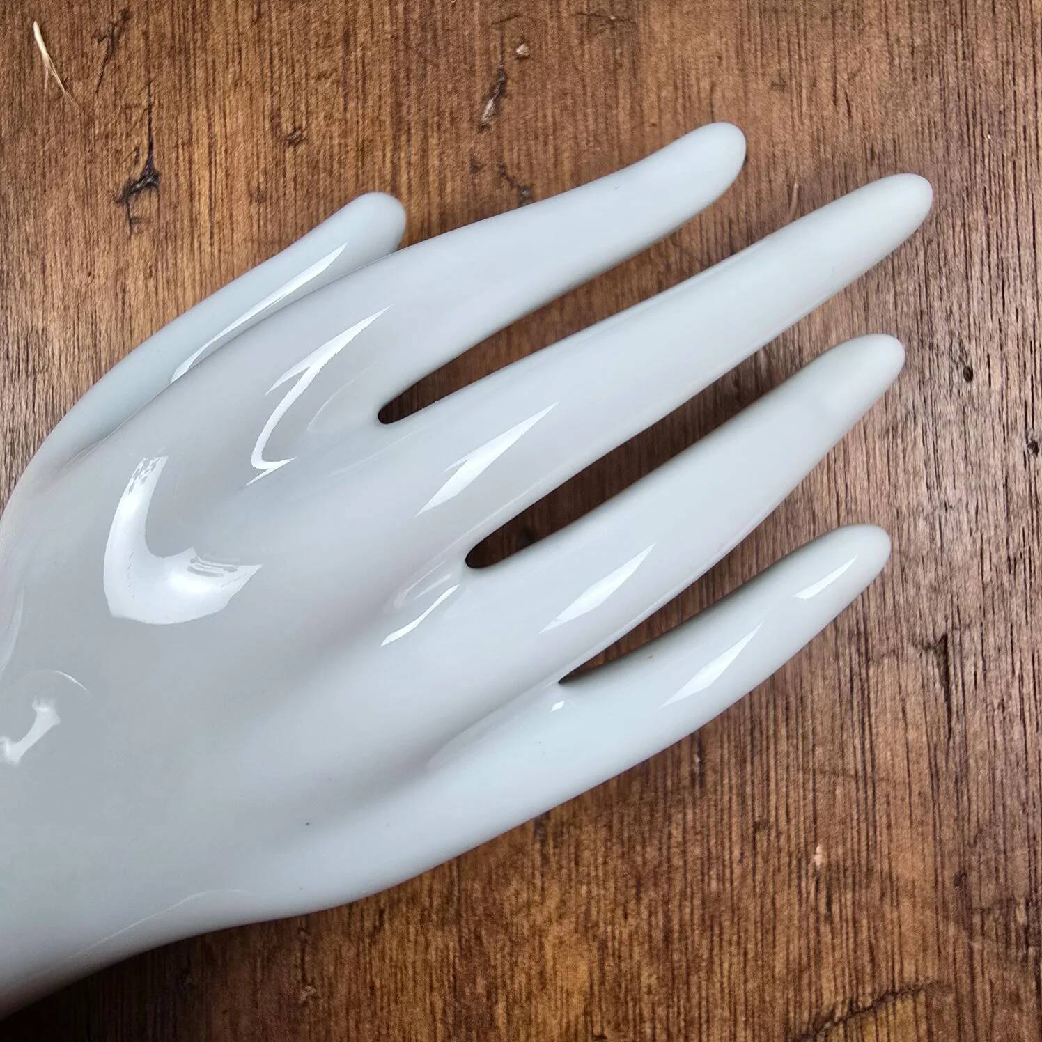 Main Baguier / Soliflore en porcelaine blanche