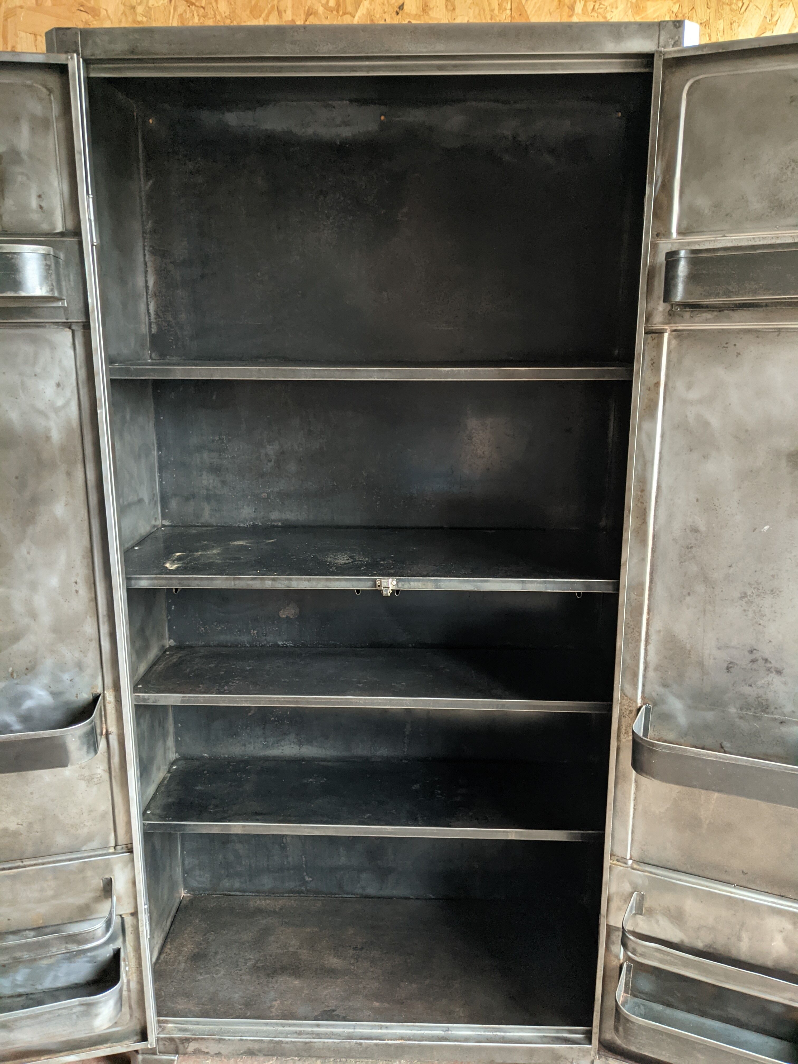 Metal cabinet