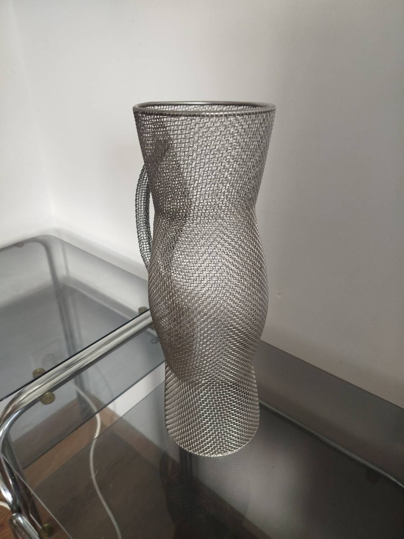 Pichet décoratif en maille métallique vintage