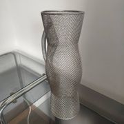 Pichet décoratif en maille métallique vintage