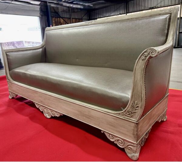 Banquette ancienne recouverte de simili galuchat