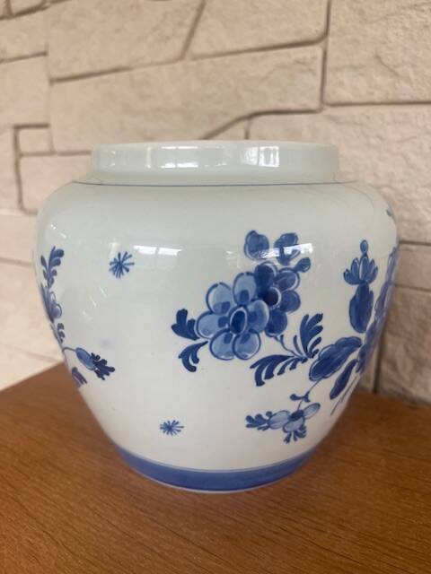 Delf earthenware pot