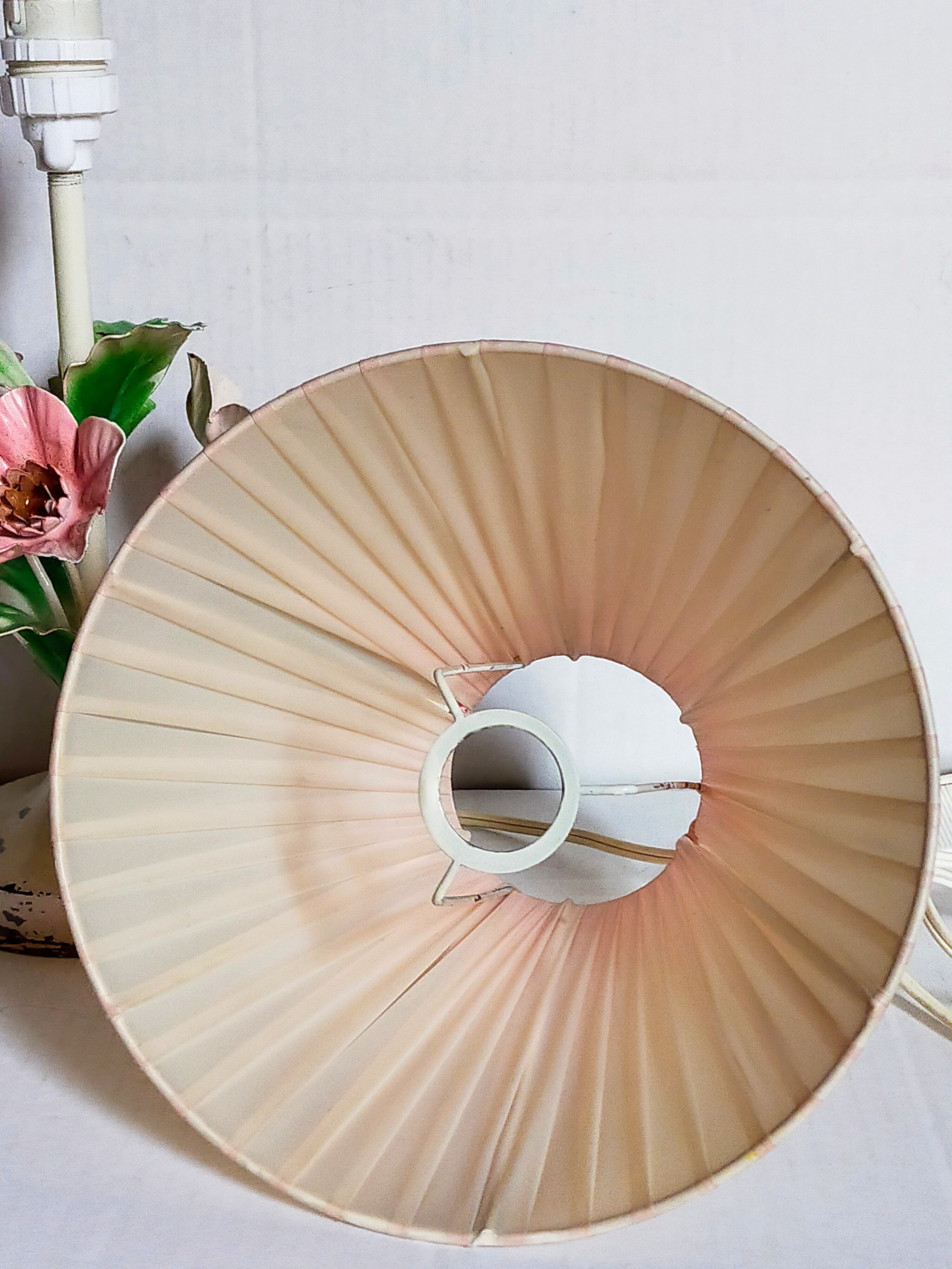 Bouquet lamp to table in vintage painted sheet vinyl lampshade