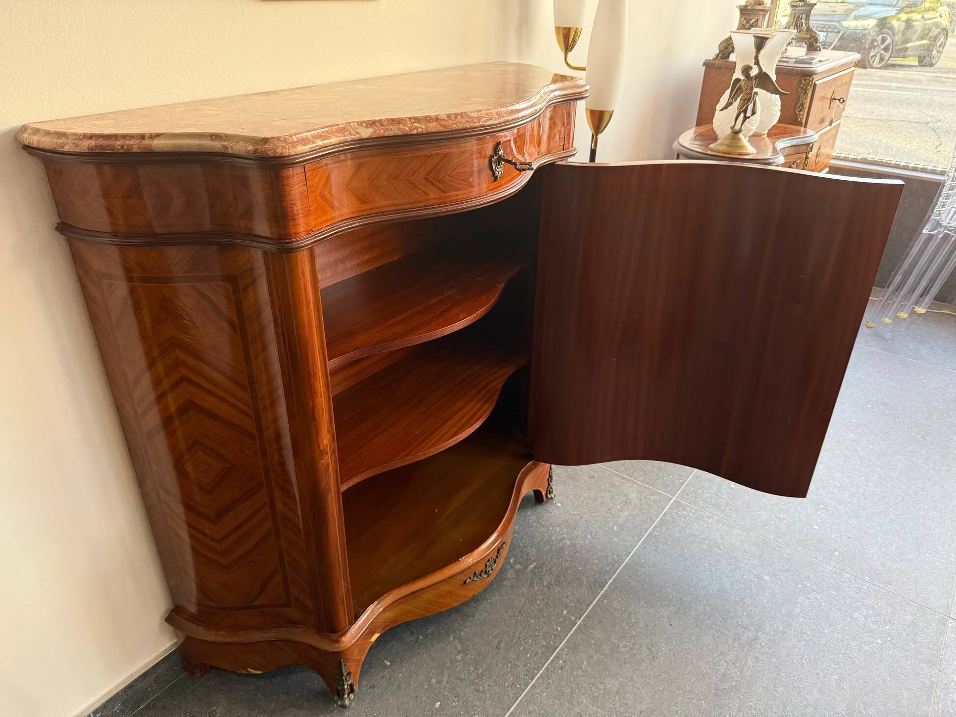 Curved support furniture in floral marquetry – Louis XV style, marble top, late 19th century.