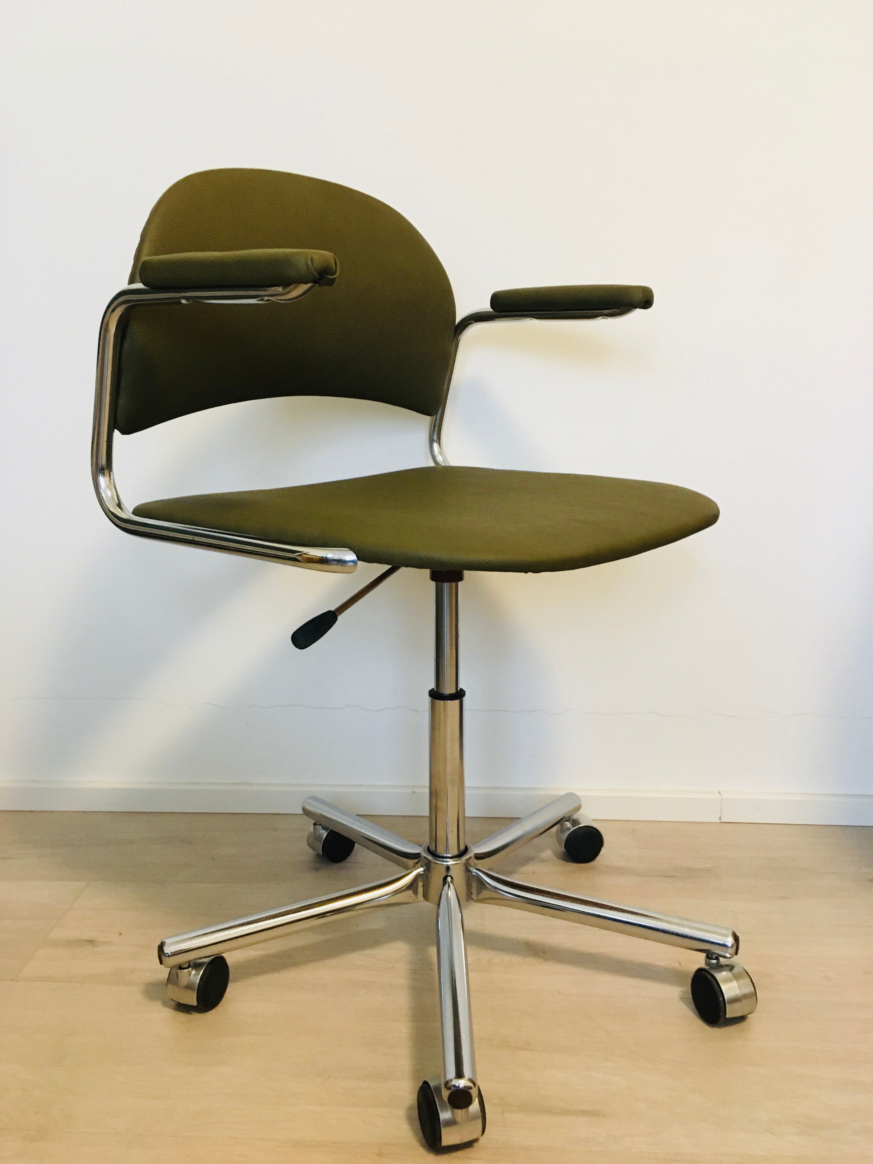 Fauteuil de bureau Olive K-380 entièrement restauré fabriqué par Kovona