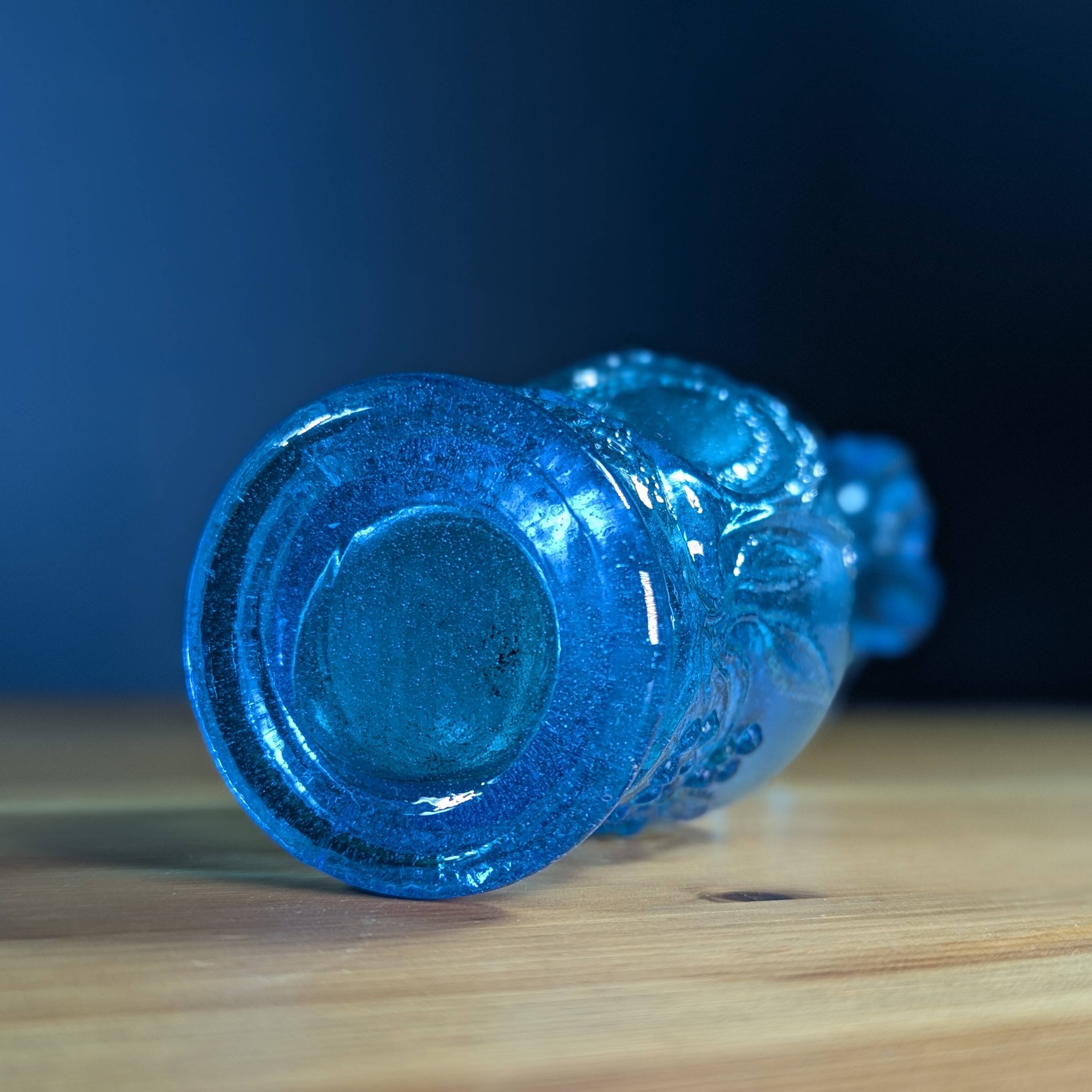 Petit vase Empoli en verre bleu à décor de branches et fruits en relief 16c