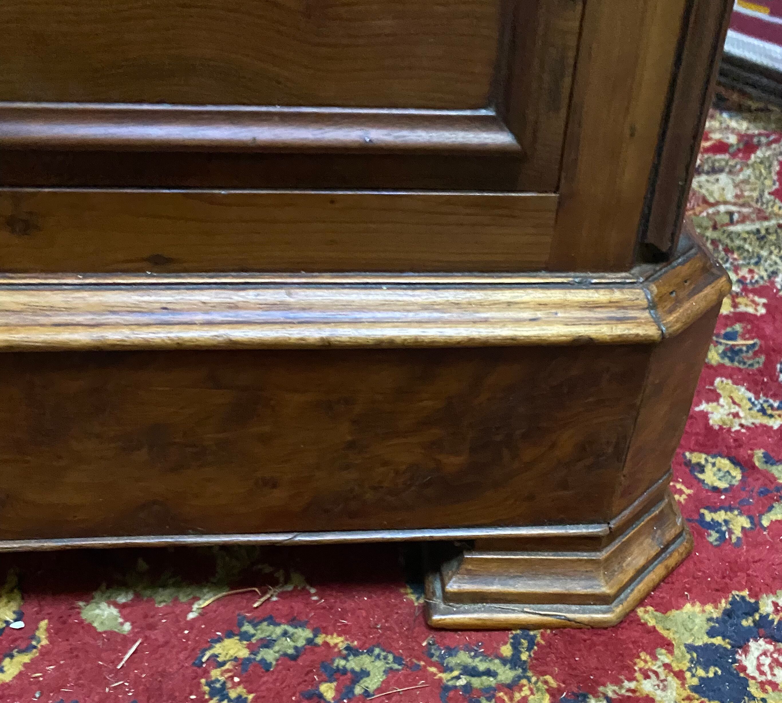 Louis-Philippe weekly style bedside in solid walnut