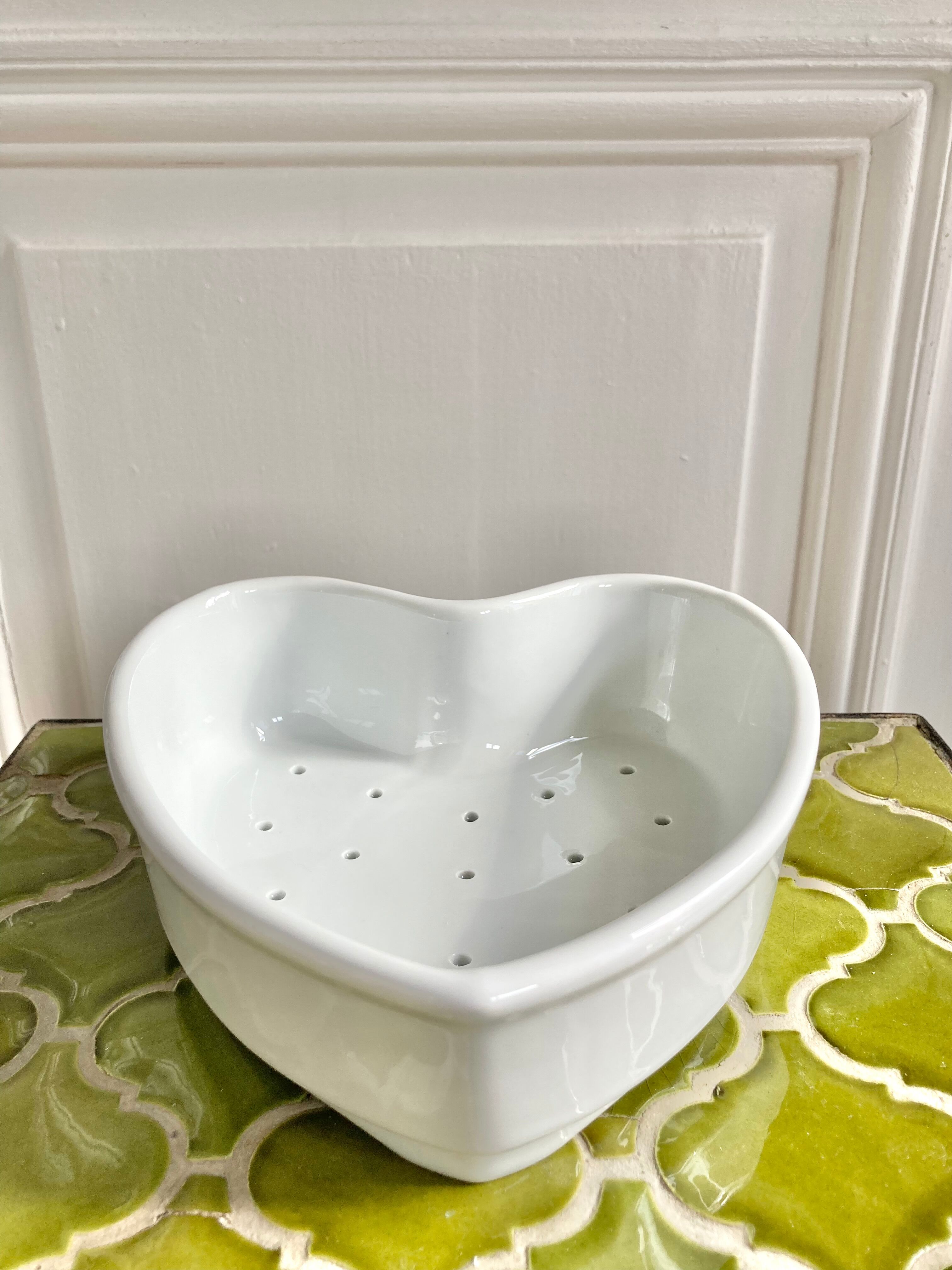 Heart-shaped fruit drainer dish