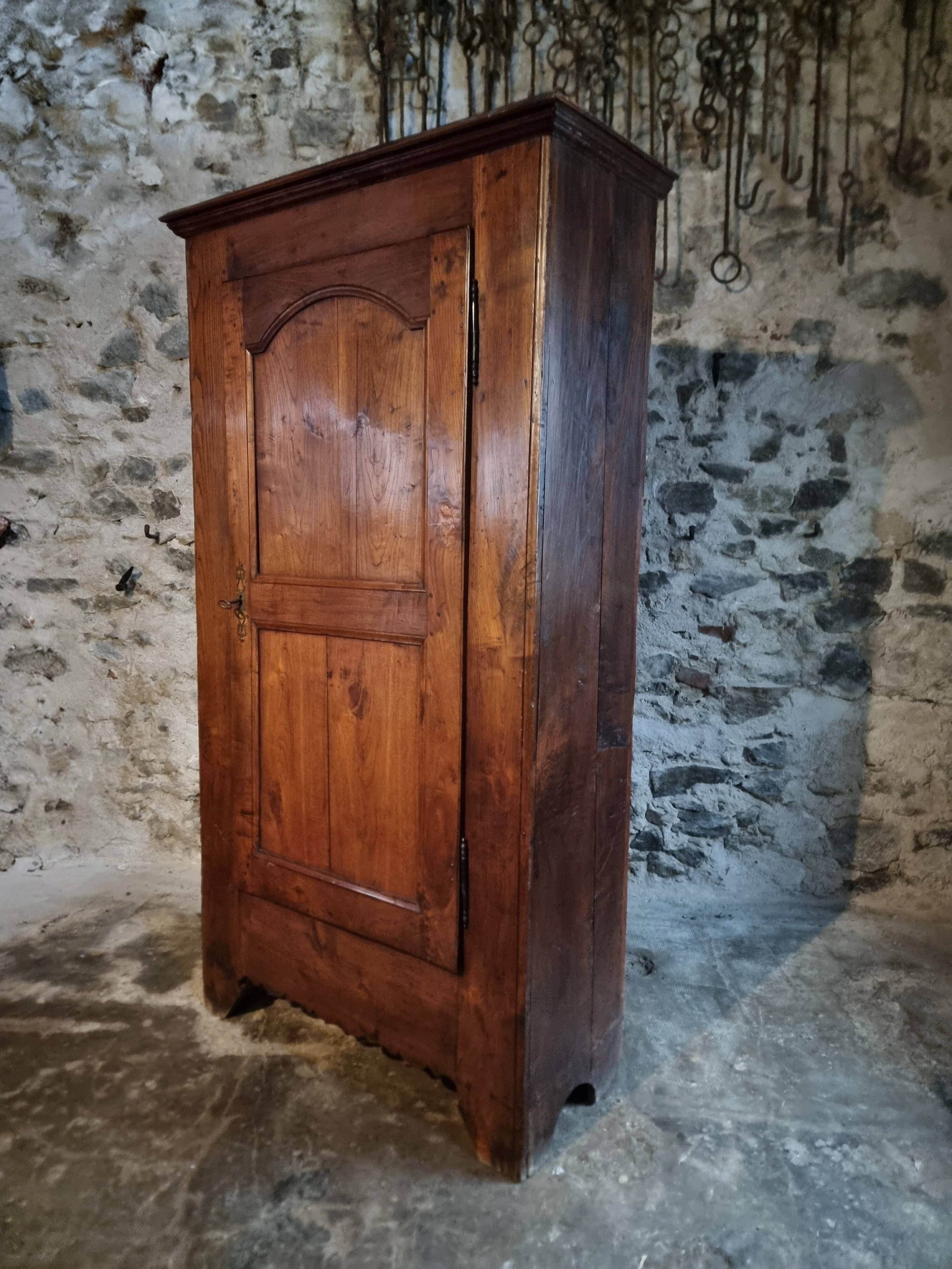 Armoire ancienne – bonnetière française du XVIIIe siècle en châtaignier avec serrure et clé d'origine