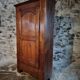 Armoire ancienne – bonnetière française du XVIIIe siècle en châtaignier avec serrure et clé d'origine