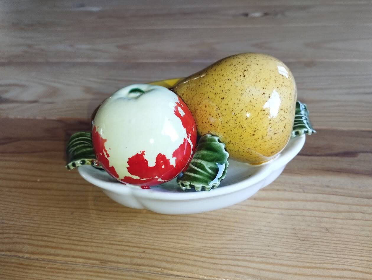 Small vintage fruit bowl in majolica – fruit decoration – 1950s/60s