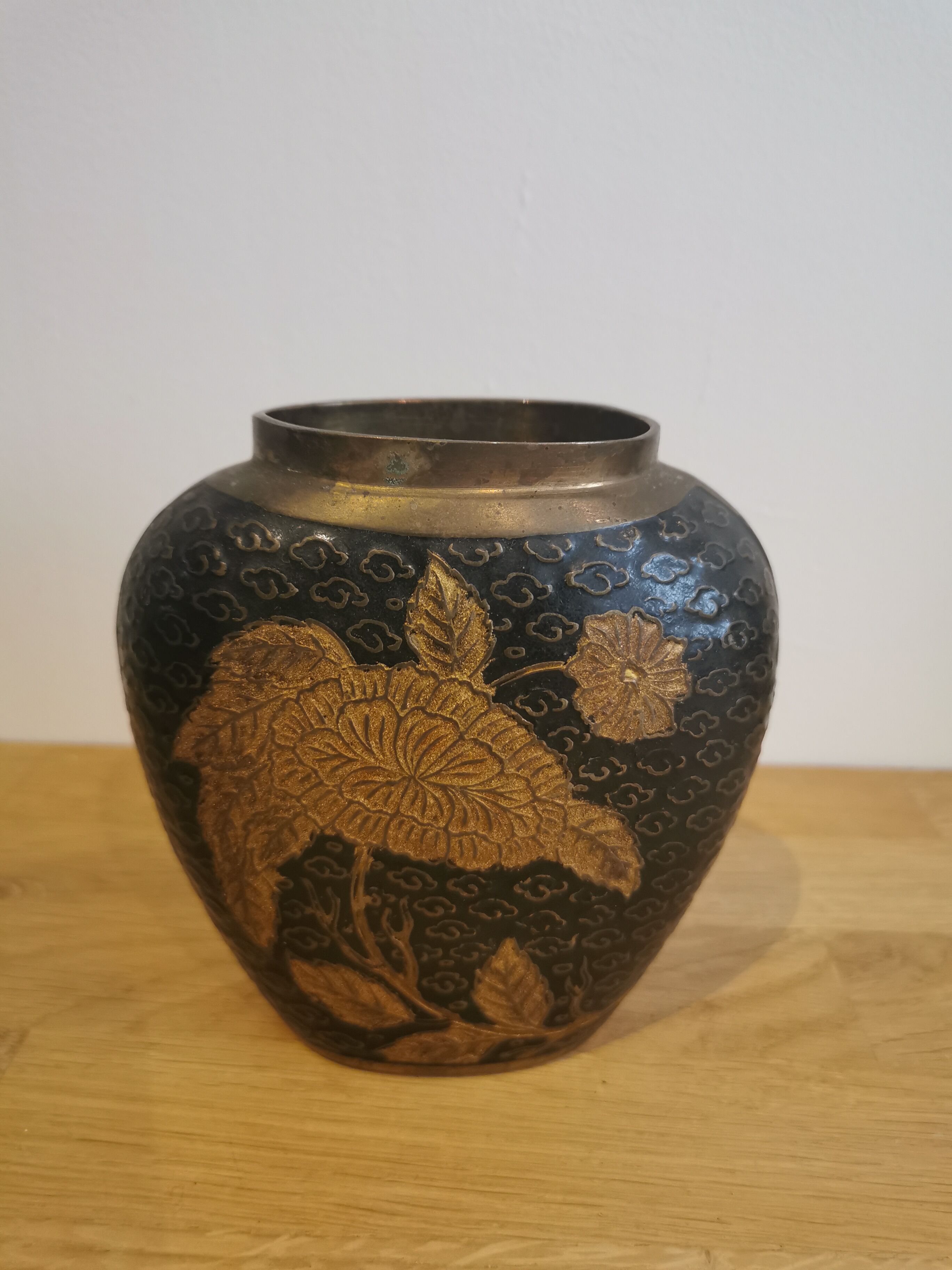 small vase in chiseled brass Japanese decoration