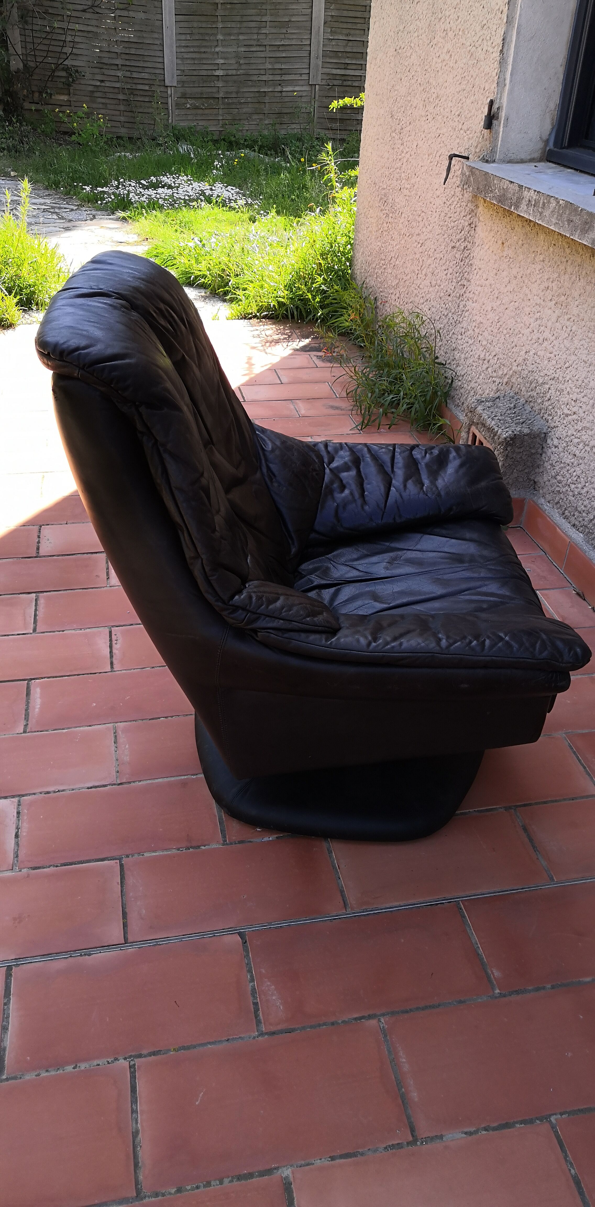 Fauteuil cuir scandinave pivotant pied central 1970 vintage