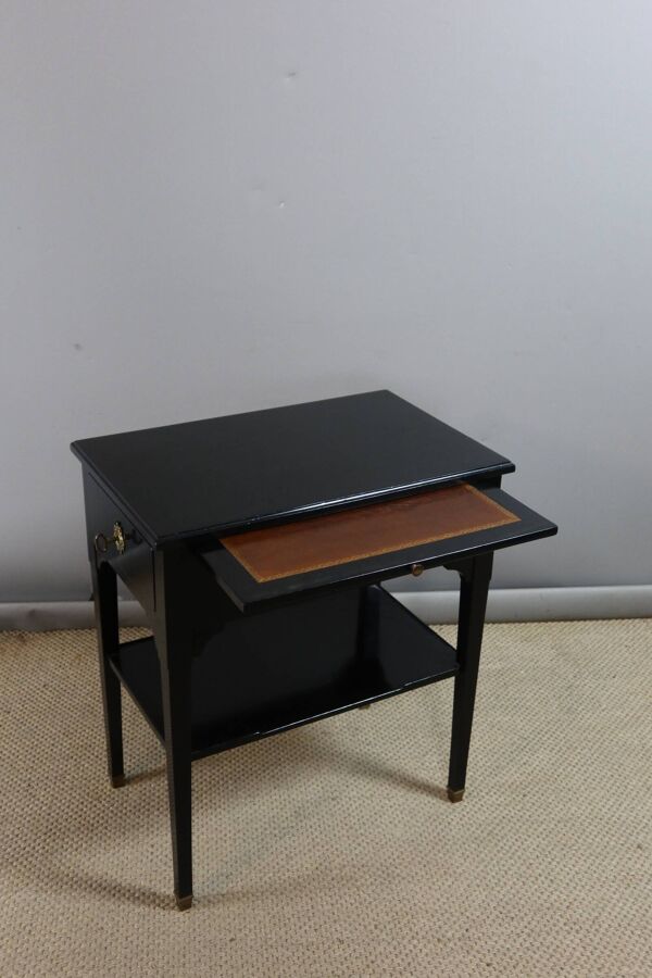 Table d'appoint en bois noirci