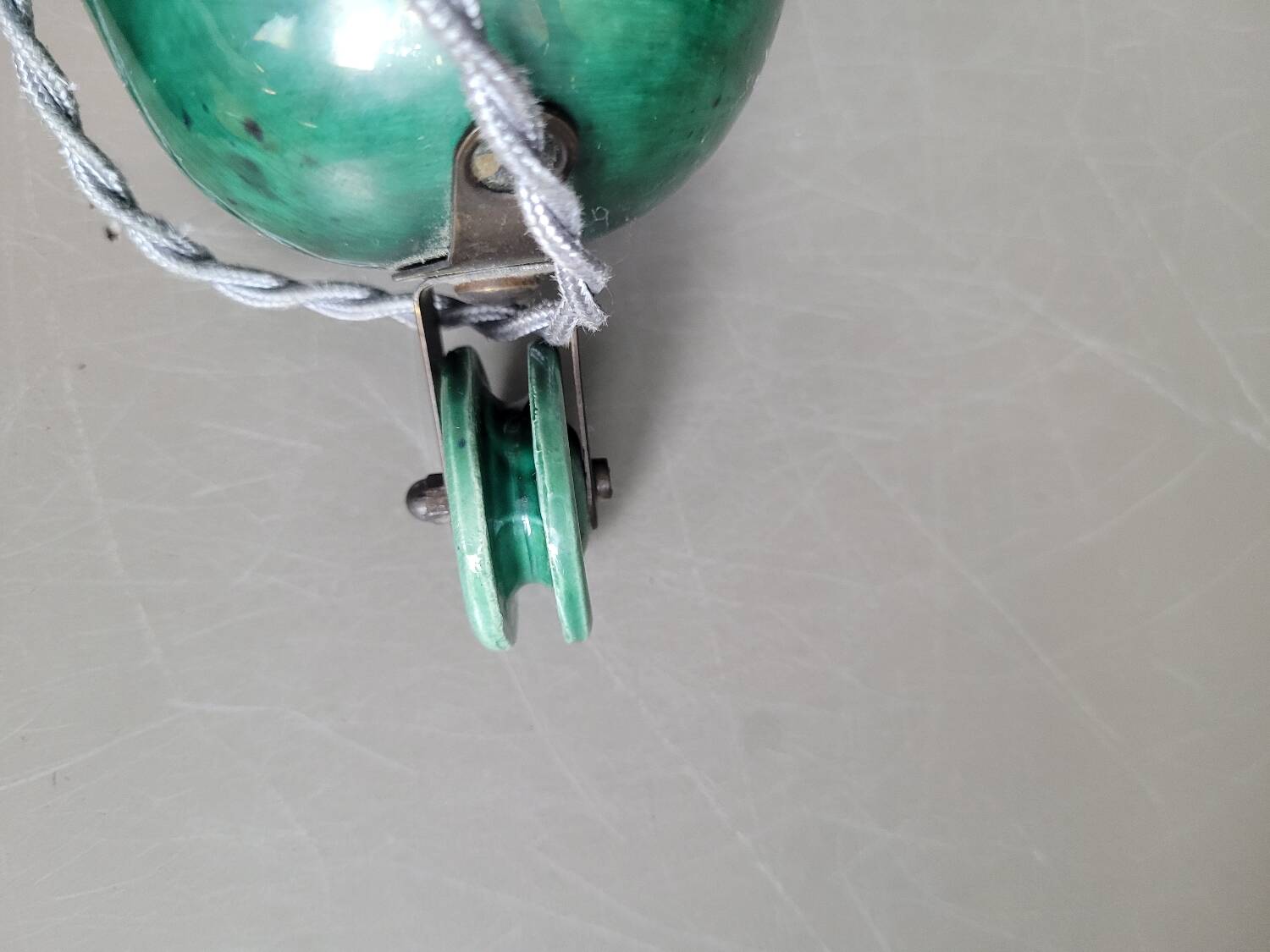 Green glazed ceramic pulley suspension