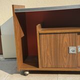Meuble bar années 70 brun à fond orange sur roulettes