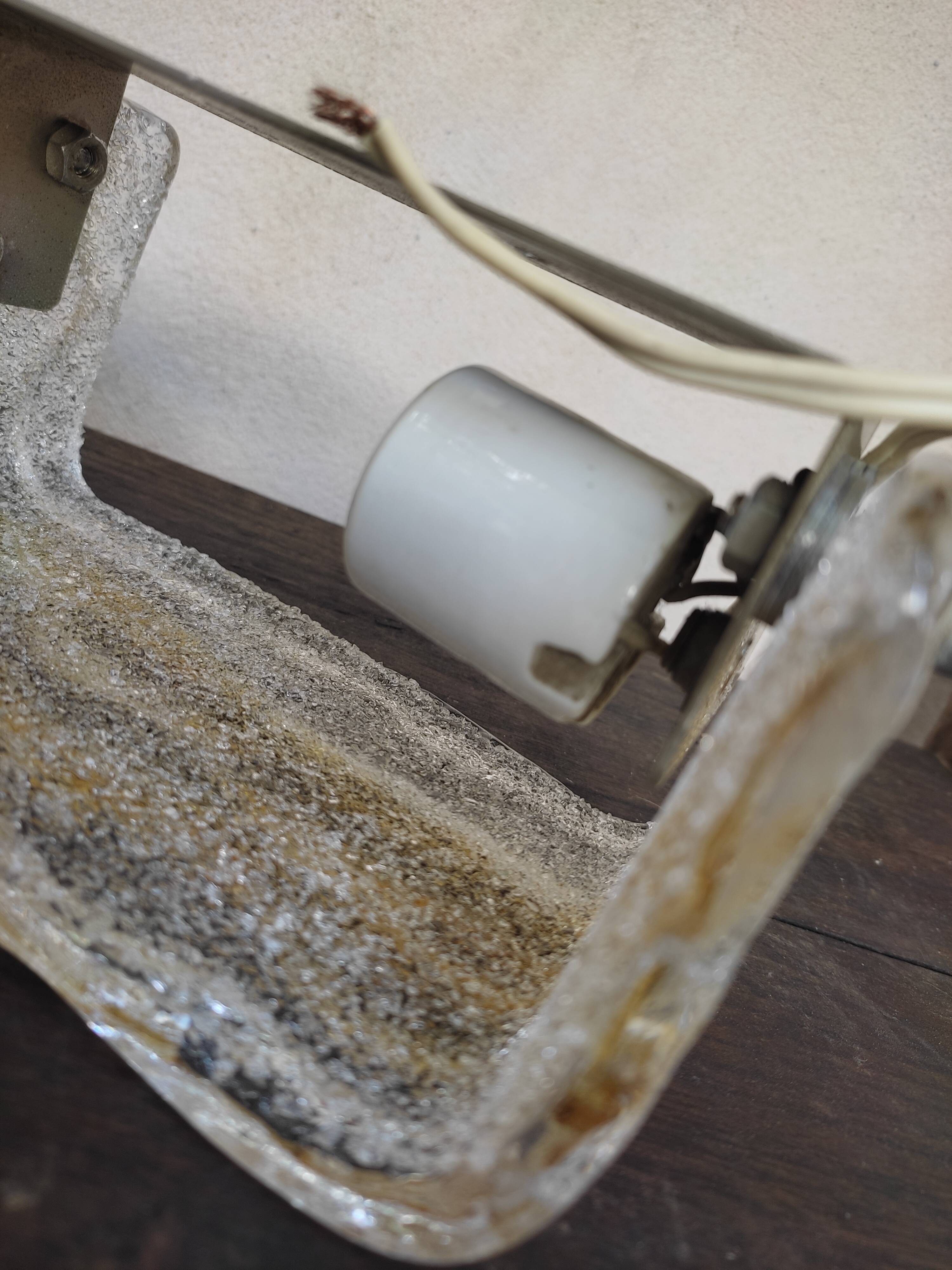 Rectangular wall in textured glass