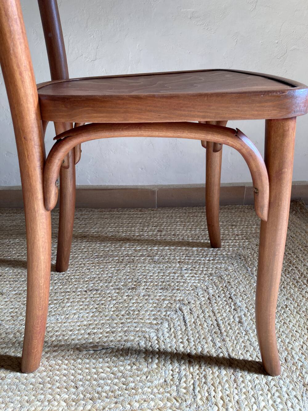 Paire de chaises bistrot en bois signées Thonet, années 1940