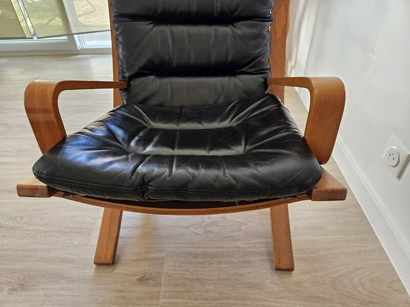 Scandinavian armchair in wood and leather.