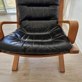 Scandinavian armchair in wood and leather.