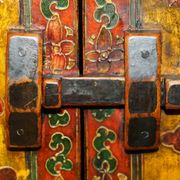 Armoire chinoise vintage peinte avec pagode et tiroirs