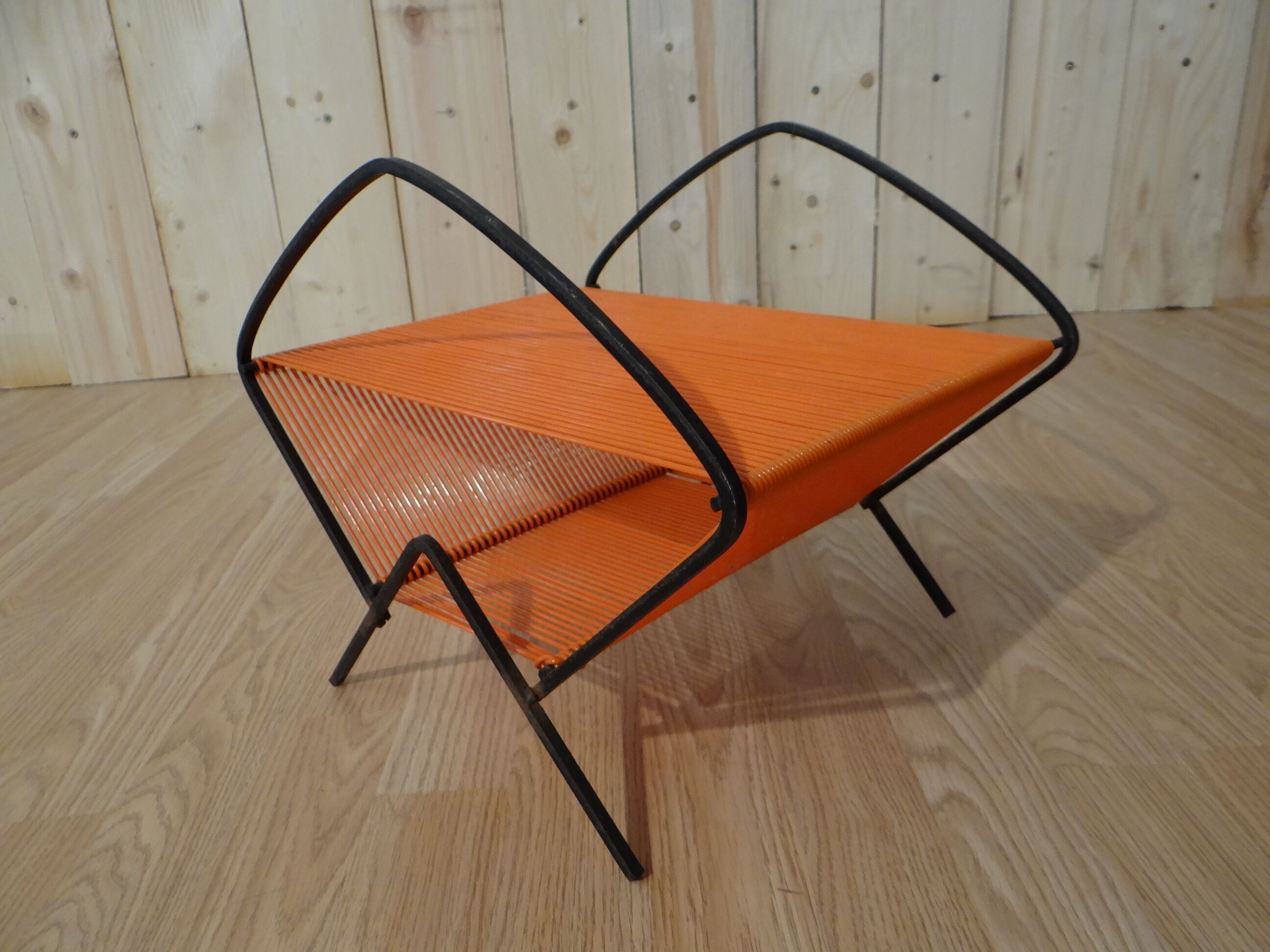 Vinyl door in orange scoubidou