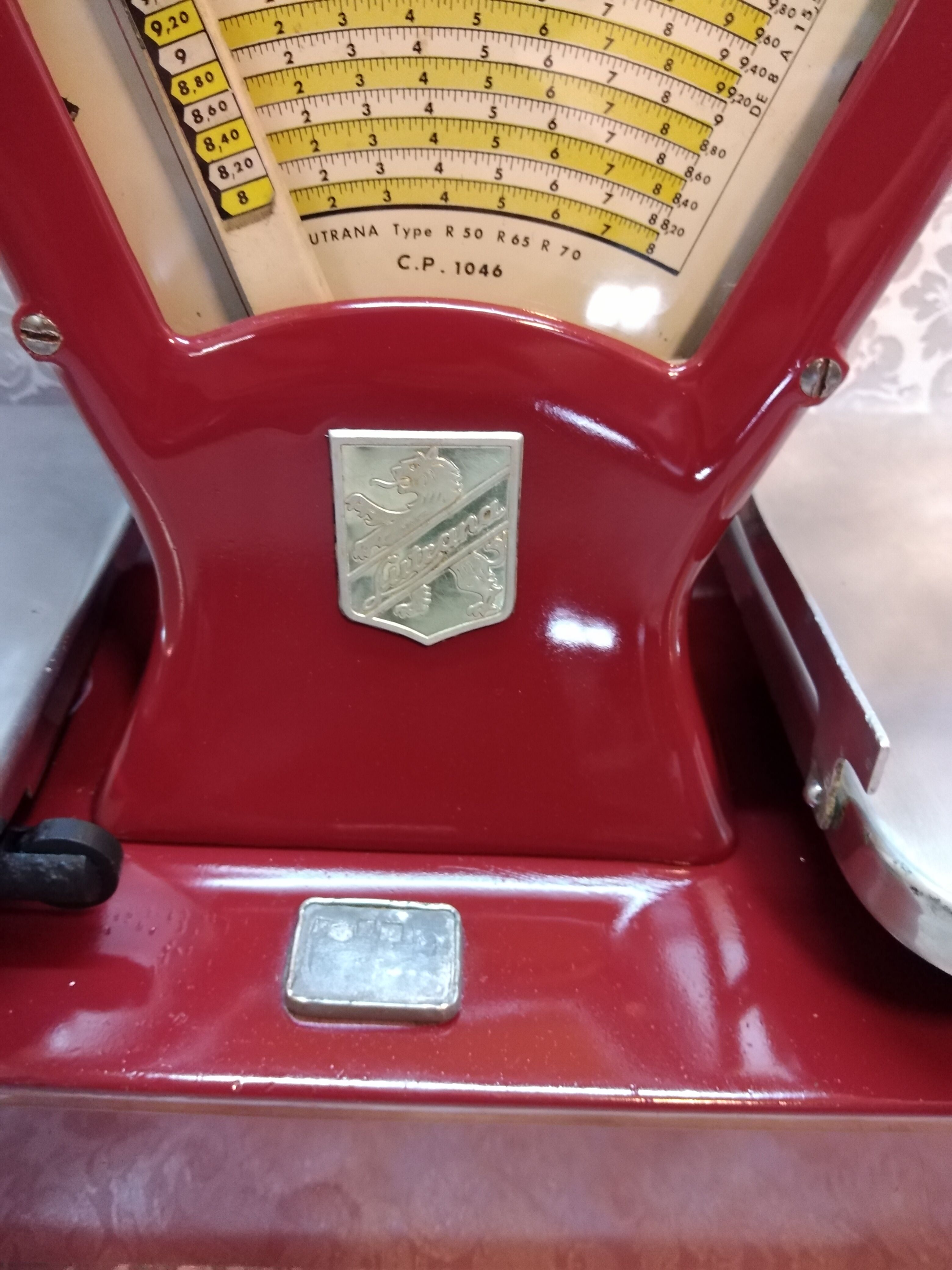 Old Lutrana purple red laqué trade scale