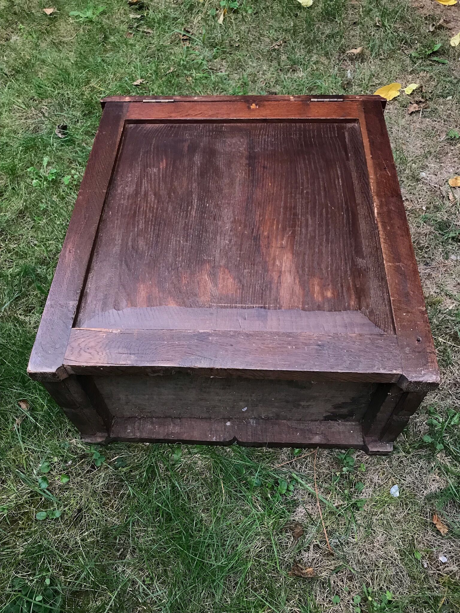 Coffre en bois sculpté et estampille a. dubois