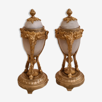 Paire de bougeoirs en cassolettes en bronze doré et Onyx,  vers 1850
