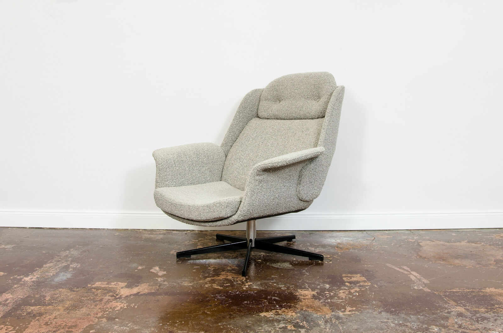 B7041 Armchair in Grey Boucle from Zakłady Przemysłu Meblarskiego Radomsko, 1970s