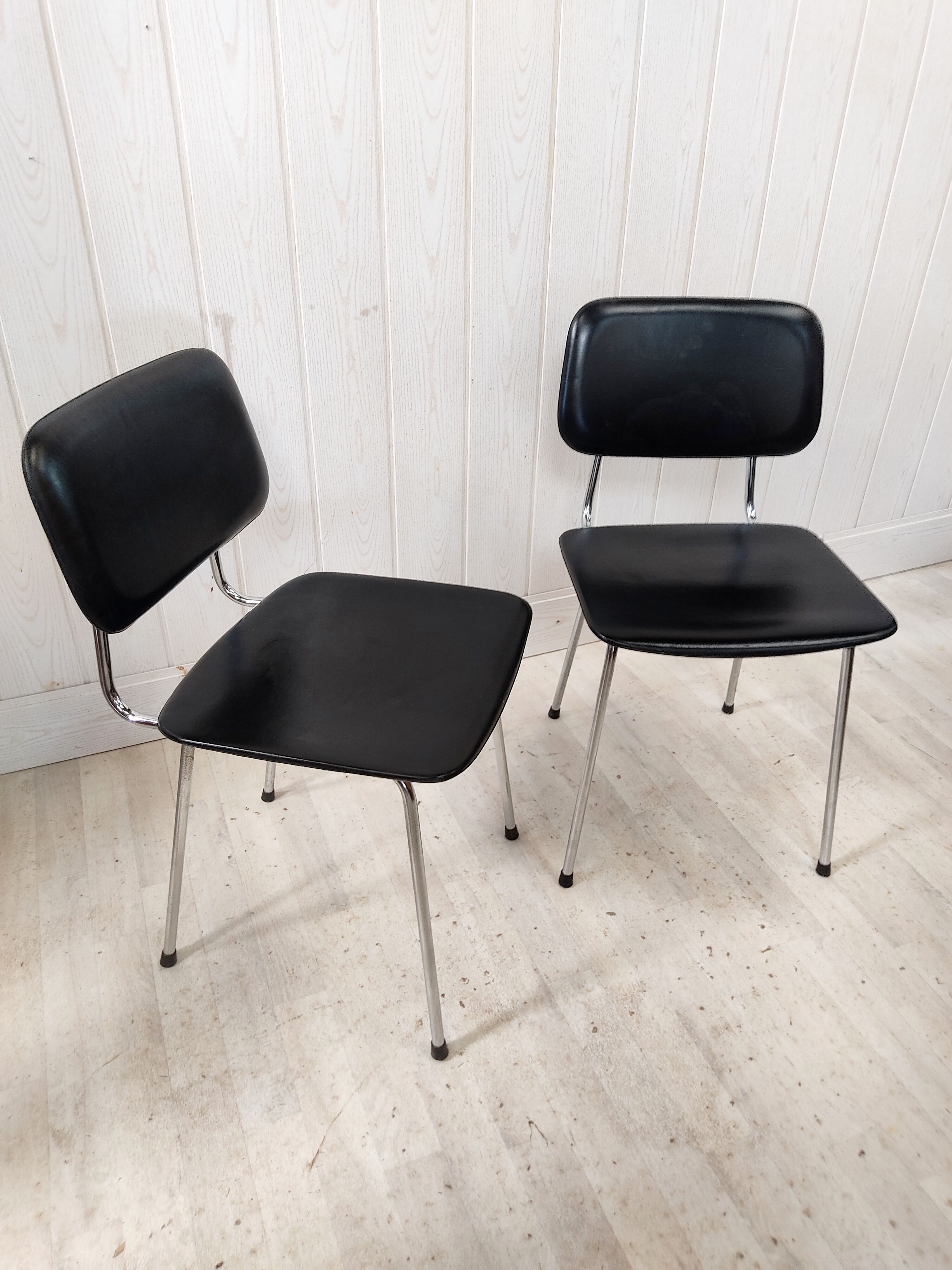 Pair of prefacto chairs by simard for airborne