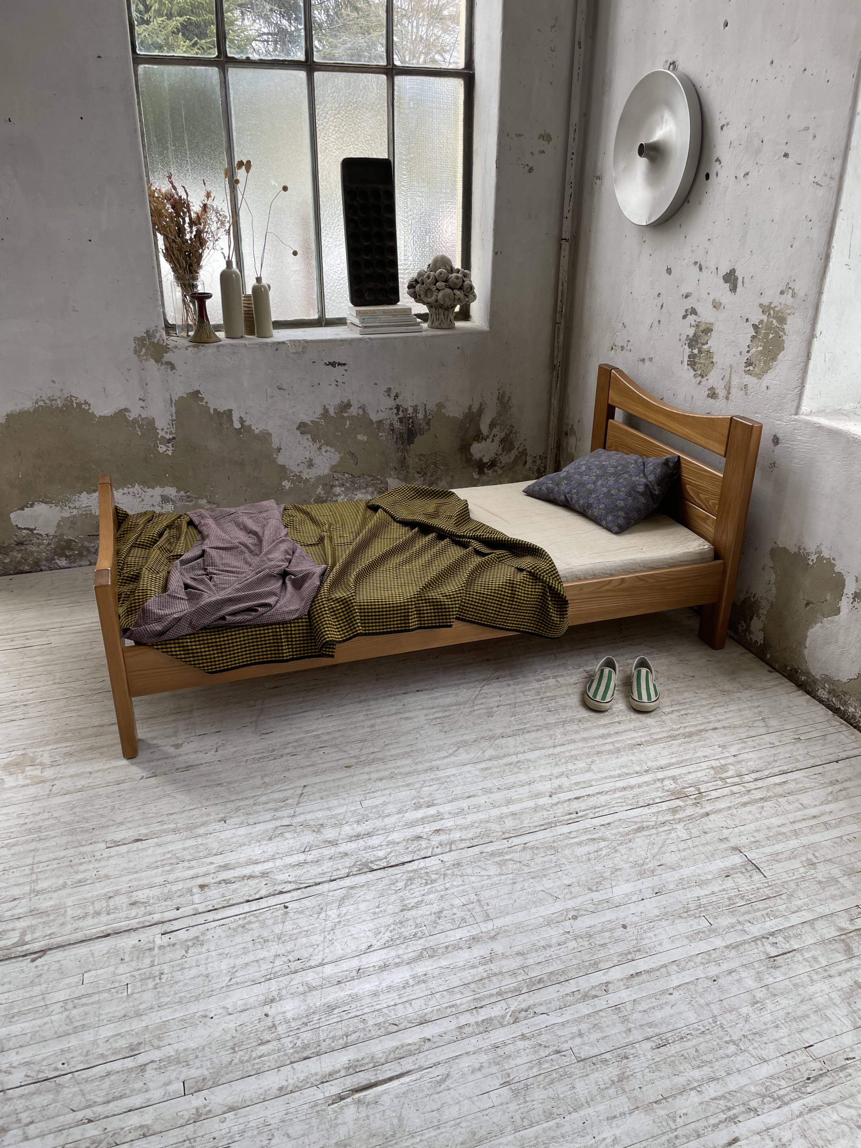 Maison Regain solid single bed